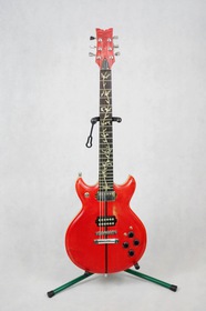 Zdjęcie czerwonej gitary elektrycznej