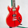 Zdjęcie czerwonej gitary elektrycznej
