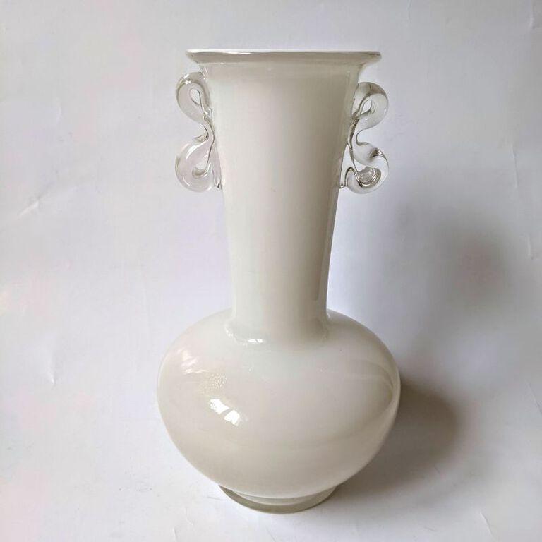 Biały wazon Huta Szkła Tarnowiec 